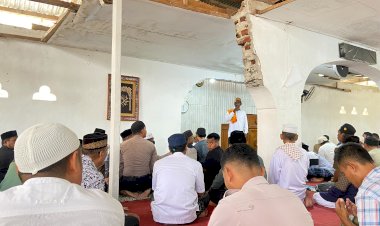 Polres-Alor-Gelar-Jumat-Keliling-di-Masjid-Nurul-Haq-Moepali,-Ajak-Masyarakat-Jaga-Kamtibmas