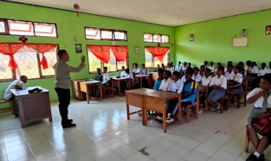 Kapolsek-Alor-Selatan-Sosialisasikan-Bahaya-Perundungan-dan-Kamtibmas-kepada-Siswa-SMAN-Apui