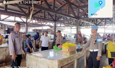 POLSEK-ABAD-GELAR-PATROLI-DAN-PENGAMANAN-PASAR-RAKYAT-MORU,-HIMBAUAN-KAMTIBMAS-DISAMPAIKAN-KEPADA-PENGUNJUNG
