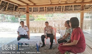 Polsek-Alor-Timur-Sambangi-Tokoh-Perempuan-Desa-Maritaing,-Ajak-Bersama-Jaga-Kamtibmas