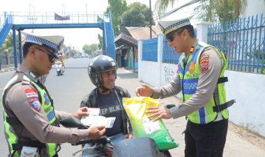 HARI-PERTAMA-OPERASI-PATUH-TURANGGA-2026,-POLRES-ALOR-BERIKAN-REWARD-BERAS-BAGI-PENGENDARA-TERTIB