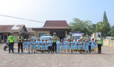 POLRES-ALOR-TERIMA-KUNJUNGAN-SISWA-SD-CERMIN-MULTICULTURAL-SCHOOL,-KENALKAN-TUGAS-DAN-FUNGSI-KEPOLISIAN-SEJAK-DINI