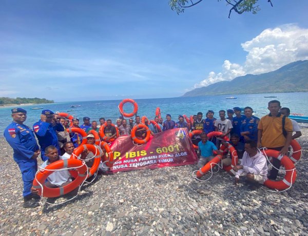 Baharkam Polri Gelar “Sambang Nusa Presisi” di Pulau Alor, Salurkan Bantuan untuk Nelayan