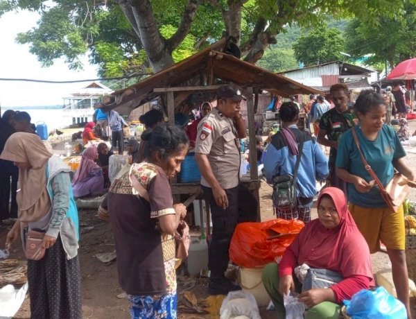 Kanit Binmas Polsek ABAL Laksanakan Patroli  dan Sambang Pedagang di Pasar Tradisional  Alor Kecil