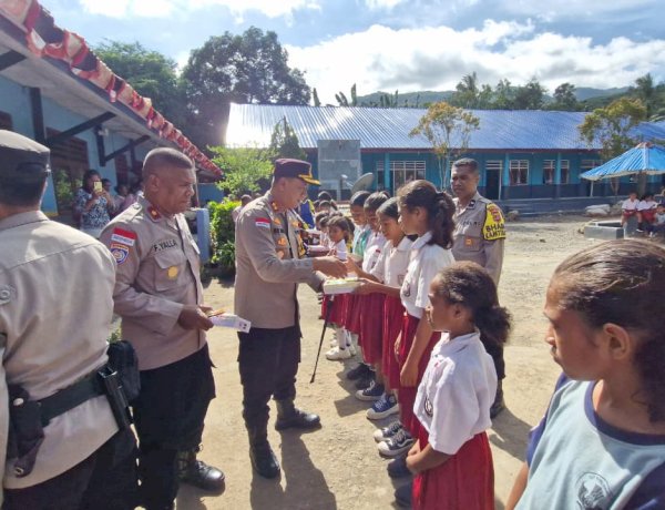 Ikut Empati atas Kejadian Siswa SD di NTT, Kapolres Alor Bagikan Alat Tulis dan Perlengkapan Sekolah kepada Siswa SD di Wilayah Welai dan Fanating