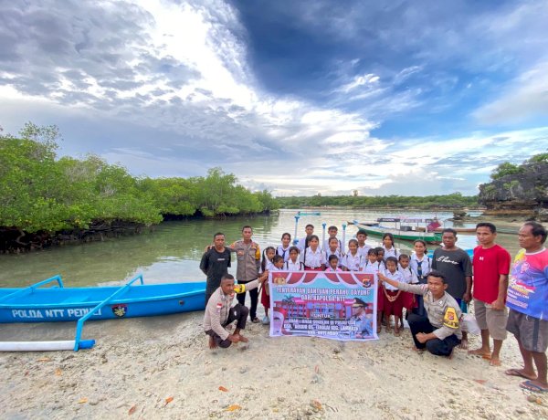 *Perahu Harapan dari Kapolda NTT untuk Pelajar Pesisir Rote Ndao*