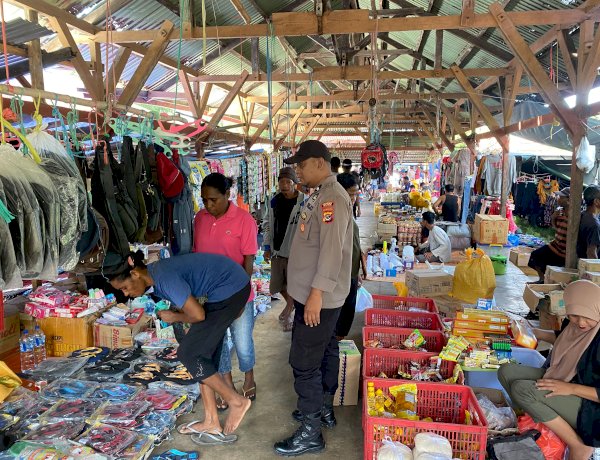 Patroli dan Pengamanan Pasar Maritaing, Polsek Alor Timur Sampaikan Himbauan Kamtibmas