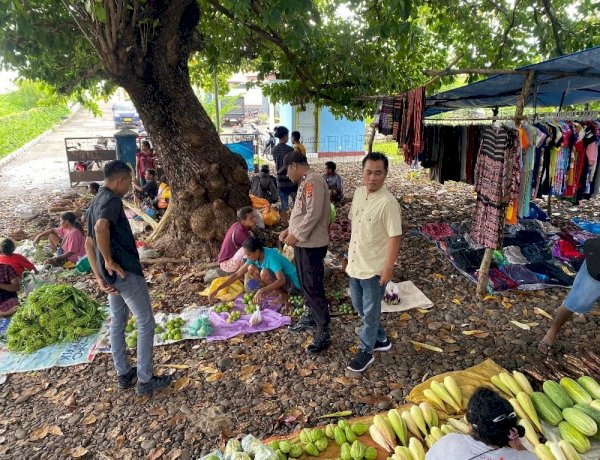 Polsek Alor Timur Intensifkan Patroli dan Sambang di Pasar Rakyat Maritaing, Pastikan Aktivitas Masyarakat Berjalan Aman