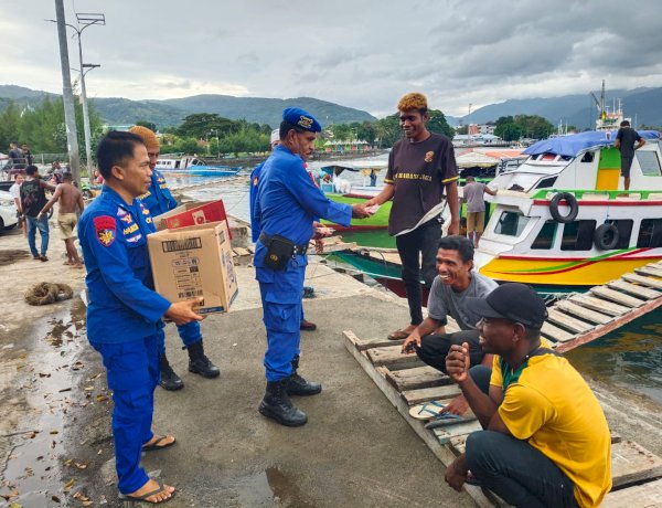 Satuan Polairud Polres Alor Bagikan Takjil kepada Awak Kapal di Pelabuhan Dulionong