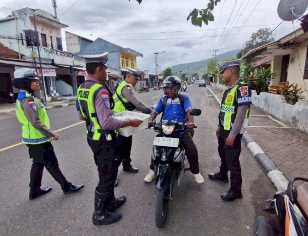 Sat Lantas Polres Alor Berbagi Takjil, Wujud Keberkahan dan Kepedulian di Bulan Suci Ramadhan
