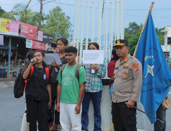 Kapolres Alor Turun Langsung Bersama Mahasiswa SEMATA Bagikan Bunga Perdamaian di Kalabahi