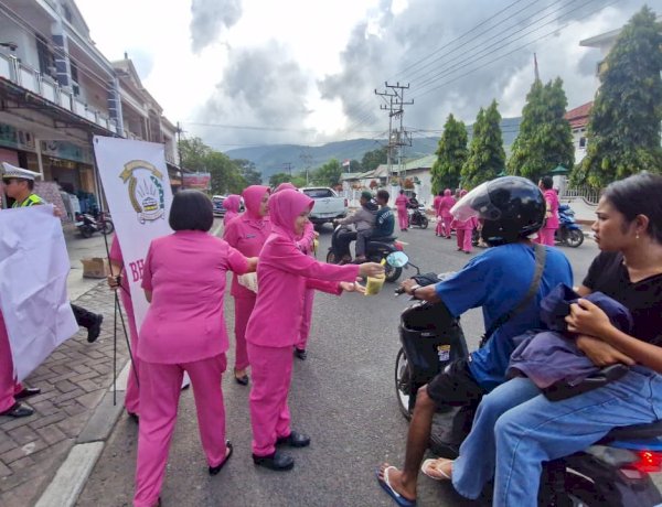 Bhayangkari Cabang Alor Bagikan Takjil Gratis kepada Masyarakat