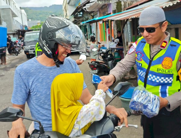 Satlantas Polres Alor Bagikan Ratusan Peci dan Sajadah Traveling kepada Masyarakat dan Jamaah Masjid