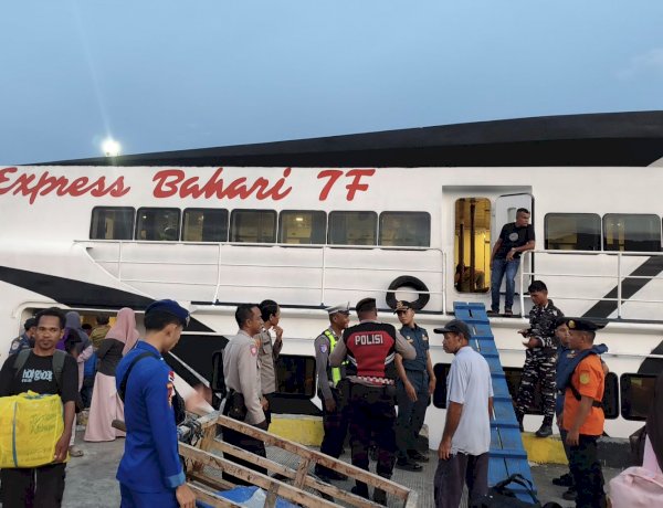 Personel Pos Terpadu Pelabuhan Dulionong Amankan Kedatangan Kapal Penumpang dalam Operasi Ketupat Turangga 2026