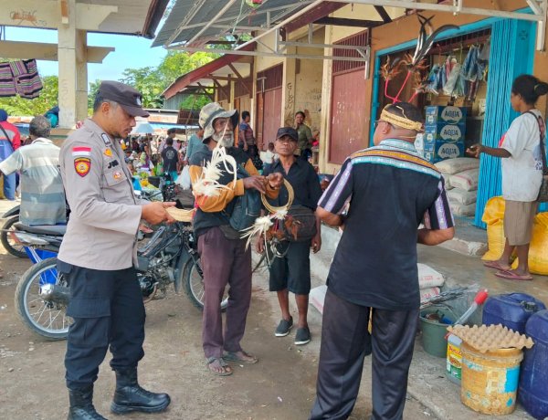 Patroli Dialogis Polsek Alor Timur Laut, Ciptakan Situasi Aman di Pasar Rakyat Nailang