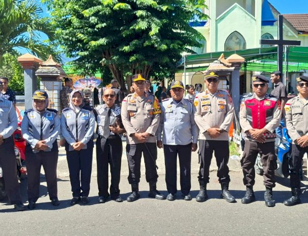 Kapolres Alor Cek Personel Pengamanan dan Laksanakan Silaturahmi pada Ibadah Jumat Agung di Gereja Puildon