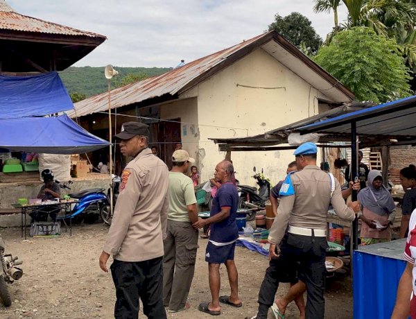 Patroli Polsek Alor Barat Daya Amankan Aktivitas Pasar Moru, Warga Diimbau Jaga Kamtibmas