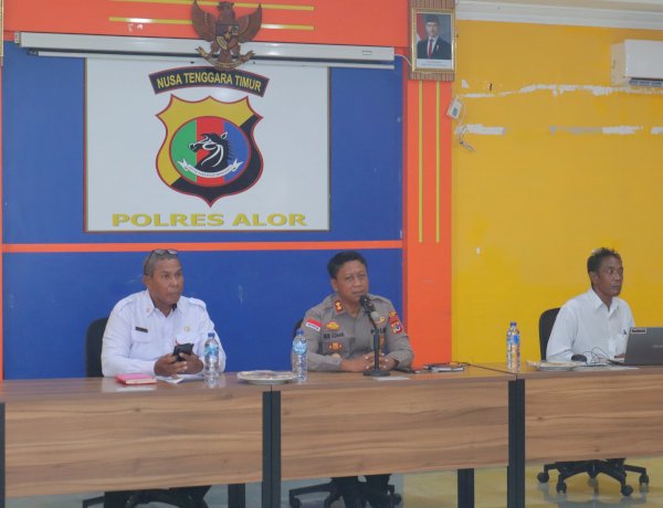 Polres Alor Gelar Rapat Bersama Kepala Sekolah Bahas Pencegahan Tawuran Pelajar di Kecamatan Teluk Mutiara