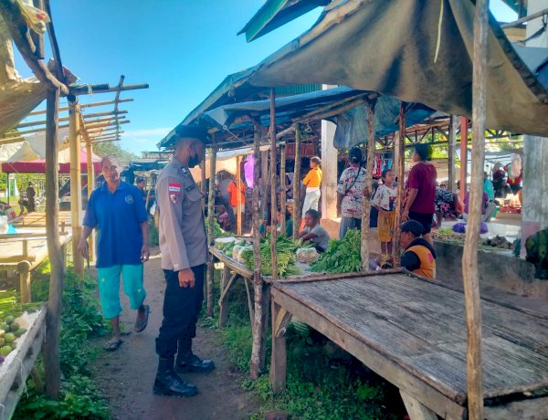 Patroli Dialogis Polsek Alor Selatan Amankan Aktivitas Pasar Apui, Situasi Kondusif