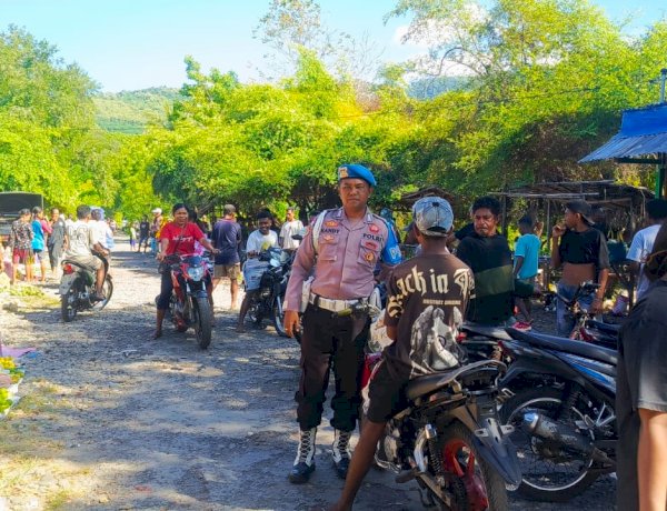 Patroli dan Pengamanan Pasar Maritaing, Polsek Alor Timur Imbau Pedagang dan Pengunjung Jaga Kamtibmas