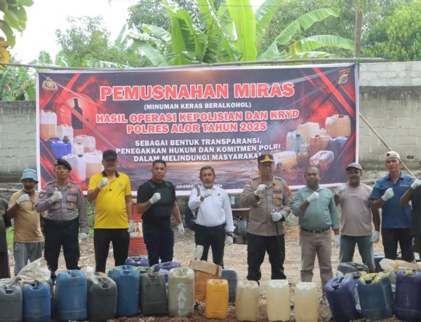 Polres Alor Musnahkan 5.106 Liter Miras Hasil Kegiatan Rutin Yang Ditingkatkan (KRYD) Tahun 2025 Yang Masuk Jalur Laut.