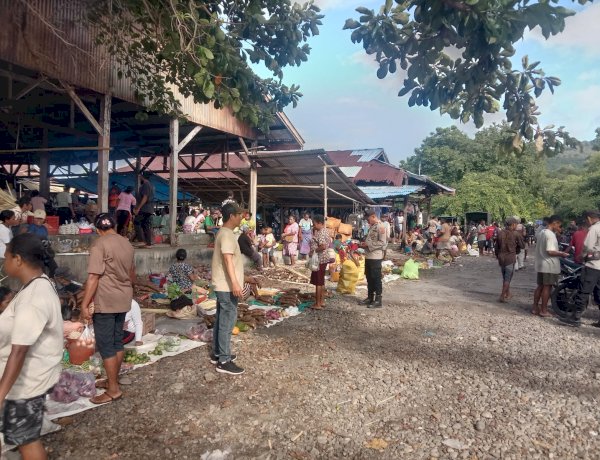 Patroli dan Pengamanan Pasar Rakyat Maritaing, Personel Polsek Alor Timur Sampaikan Himbauan Kamtibmas
