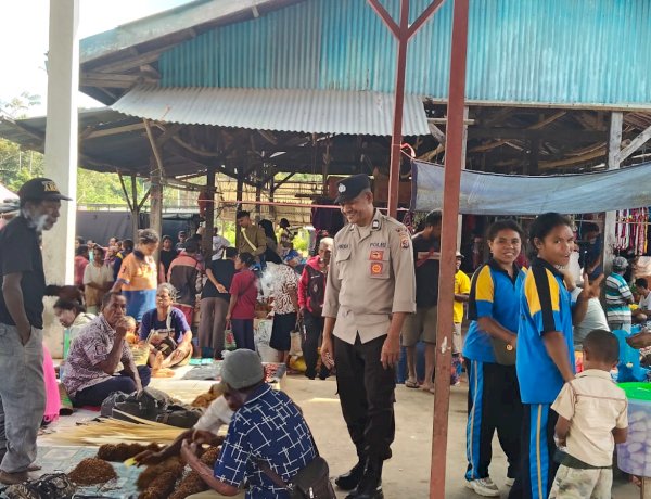 Polsek Alor Selatan Patroli dan Amankan Aktivitas Pasar Kelaisi Timur