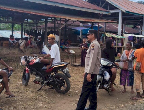 Patroli Pengamanan Pasar, Polsek Alor Selatan Pastikan Aktivitas Masyarakat Berjalan Aman dan Kondusif