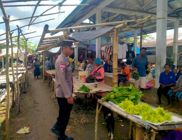 POLSEK ALOR SELATAN INTENSIFKAN PENGAMANAN PASAR KELAISI TIMUR, AKTIVITAS MASYARAKAT BERJALAN AMAN DAN KONDUSIF