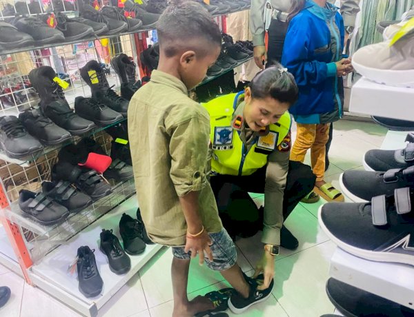 Viral Tiga Siswa Berjalan dengan Sandal Lusuh, Respons Cepat Kapolda NTT dan Polres TTS Hadirkan Senyum Baru bagi Anak-Anak Oelbubuk