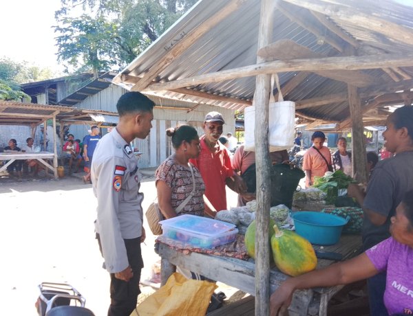 Polsek Alor Timur Laut Gelar Pengamanan Pasar Rakyat Nailang dan Patroli Dialogis Sampaikan Himbauan Kamtibmas kepada Warga