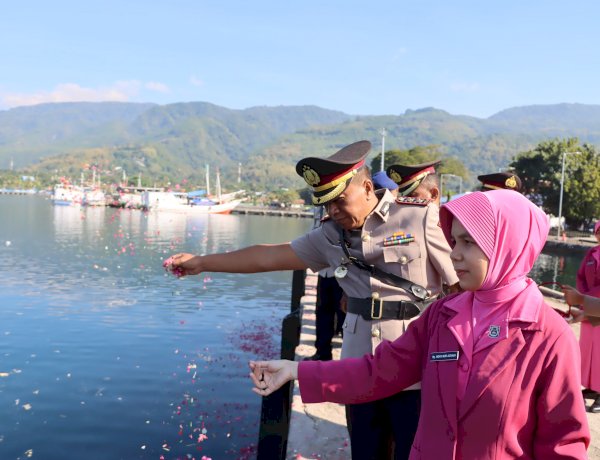 POLRES ALOR GELAR UPACARA TABUR BUNGA DI PERAIRAN KALABAHI, MENGENANG JASA PAHLAWAN DALAM RANGKA HARI BHAYANGKARA KE-80