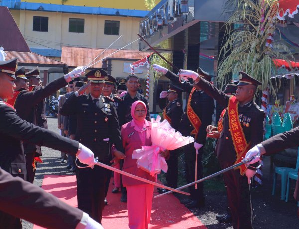 Polres Alor Gelar Tradisi Gerbang Pora, Lepas Purnabakti Kompol (Purn) Sirajudin Dusu dan AKP (Purn) Yohanes Sedu Dore dengan Penuh Kehormatan