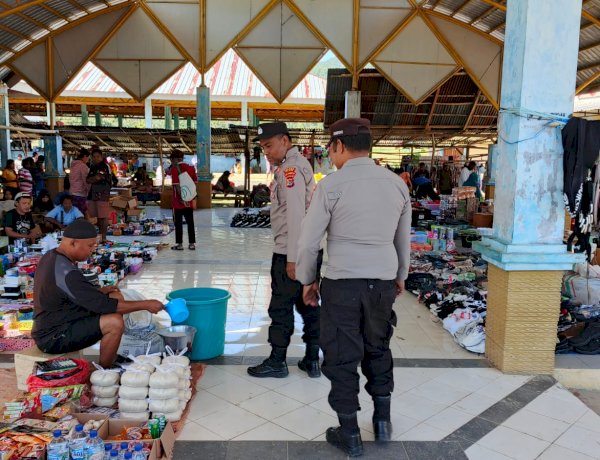 Patroli Pengamanan Pasar, Polsek Alor Selatan Pastikan Aktivitas Masyarakat Berjalan Aman dan Kondusif