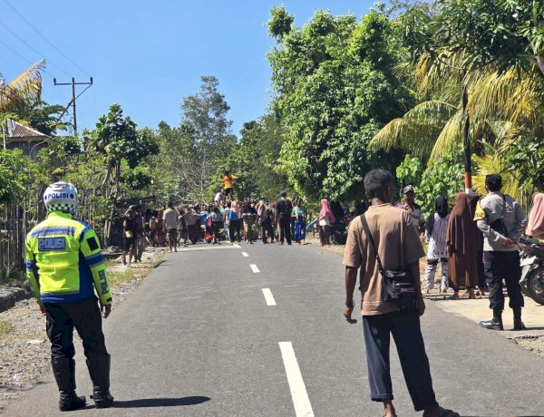 Polres Alor Hadir Amankan Gotong Royong Pemikulan Kayu Balok Masjid Sabilissalam Seyalel Folbo