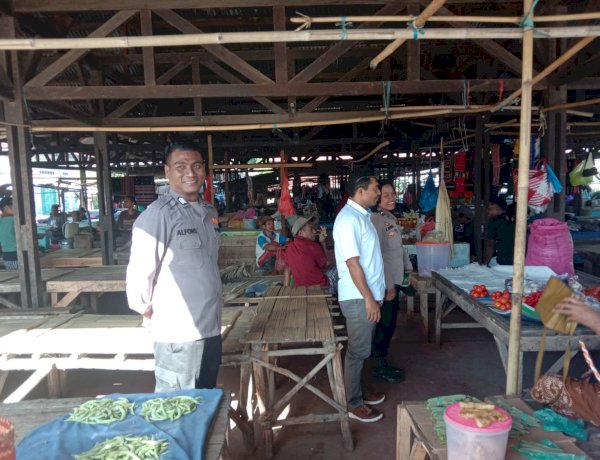 Polsek Abad Laksanakan Patroli dan Pengamanan Pasar Rakyat Moru, Warga Diimbau Jaga Kamtibmas