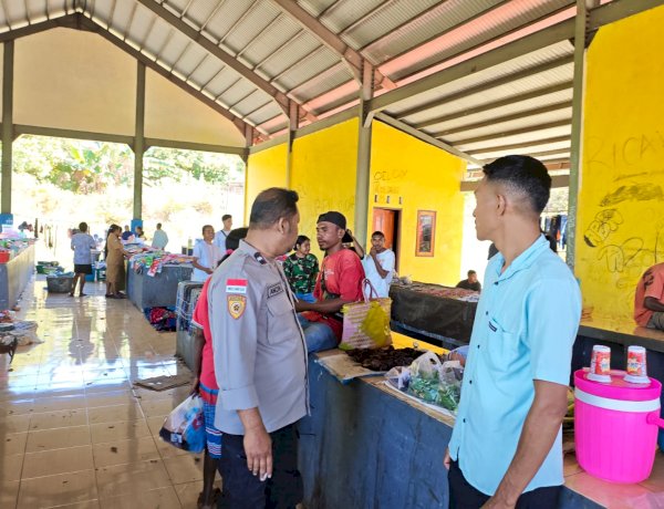 Polsek Alor Timur Gelar Patroli Dialogis di Pasar Rakyat Naumang, Wujudkan Keamanan dan Kenyamanan Masyarakat