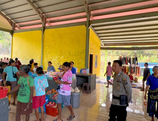 Polsek Alor Timur Gelar Patroli Dialogis di Pasar Rakyat Naumang, Jaga Kamtibmas Tetap Kondusif