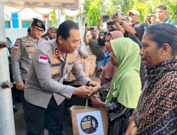 Kapolda NTT Salurkan 100 Paket Bantuan untuk Warga Sikka Pascagempa*