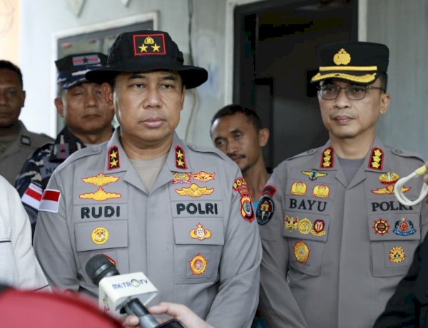 *Kapolda NTT Tinjau Rumah Warga Terdampak Gempa, Salurkan Bantuan Sosial*