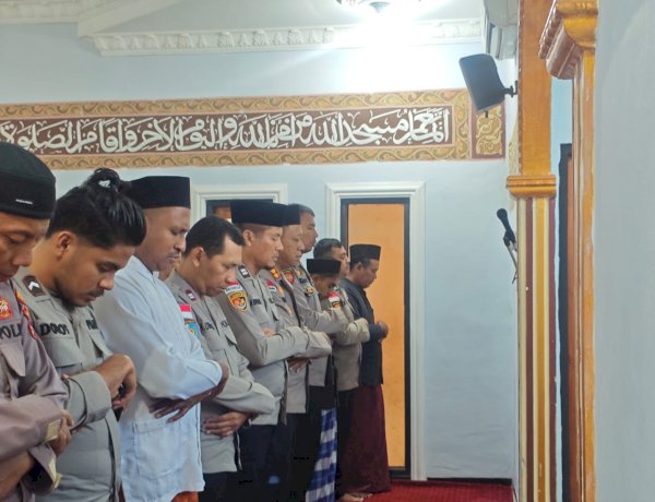 Seusai Shalat Jumat, Polres Alor Gelar Shalat Istighotsah untuk Korban Bencana Gempa di Pulau Flores