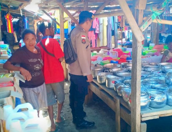 Polsek Alor Timur Laut Gelar Patroli Dialogis di Pasar Nailang, Sampaikan Imbauan Kamtibmas Humanis