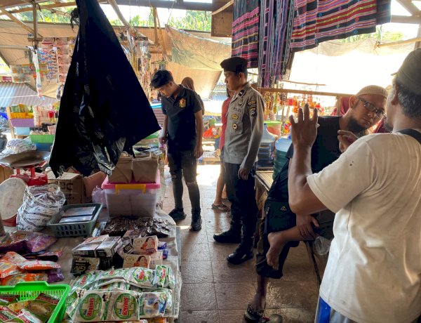 Polsek Alor Barat Daya Gelar Patroli dan Pengamanan Pasar Rakyat Moru, Sampaikan Imbauan Kamtibmas