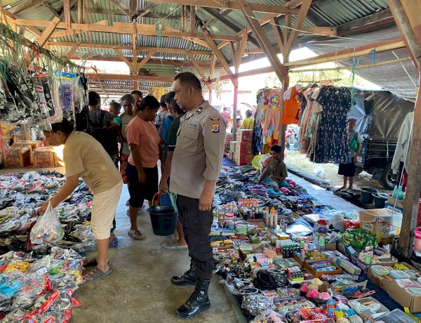 Patroli Dialogis Polsek Alor Timur di Pasar Maritaing, Wujudkan Rasa Aman dan Kondusif