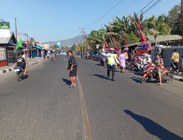 Pastikan Ibadah Minggu Aman dan Lancar, Unit Patwal Satlantas Polres Alor Amankan Arus Lalu Lintas di Gereja Betlehem Lipa