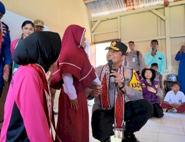 Kapolda NTT Resmikan Revitalisasi MI Al- Hidayah di Pulau Kukusan, Salurkan Bantuan Pascagempa