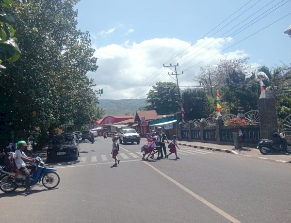 Patwal Satlantas Polres Alor Laksanakan Pengaturan Siang, Pastikan Arus Lalu Lintas Aman dan Lancar