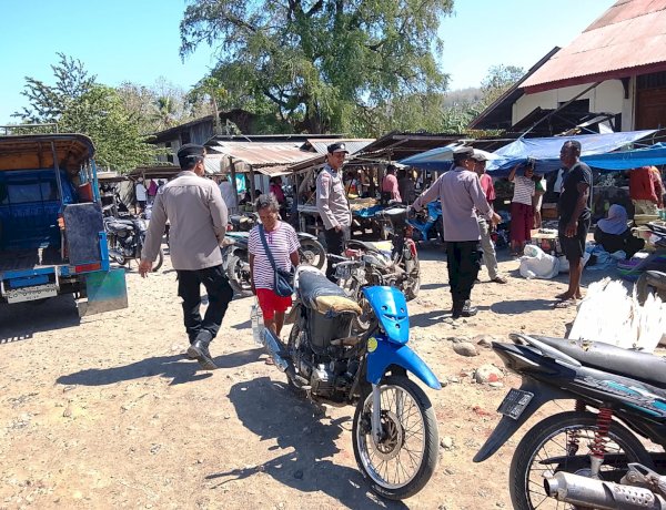 Patroli Dialogis di Pasar Nailang, Polsek Alor Timur Laut Imbau Warga Jaga Kamtibmas