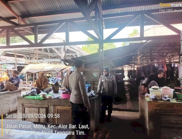 Polsek Alor Barat Daya Intensifkan Patroli di Pasar Rakyat Moru, Sampaikan Imbauan Kamtibmas kepada Masyarakat