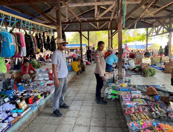 Polsek Alor Timur Intensifkan Patroli Dialogis di Pasar Rakyat Maritaing, Ciptakan Situasi Aman dan Kondusif